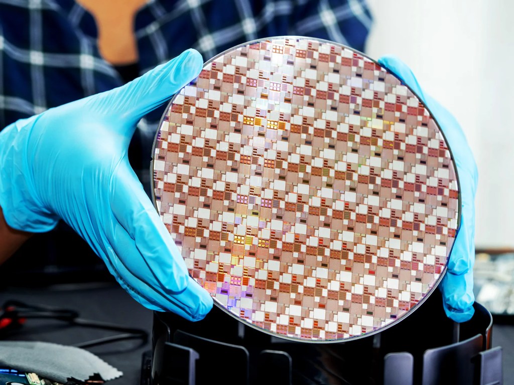 AI-Etching-Silicon-Chips-Business-Alamy-2JB9N3W